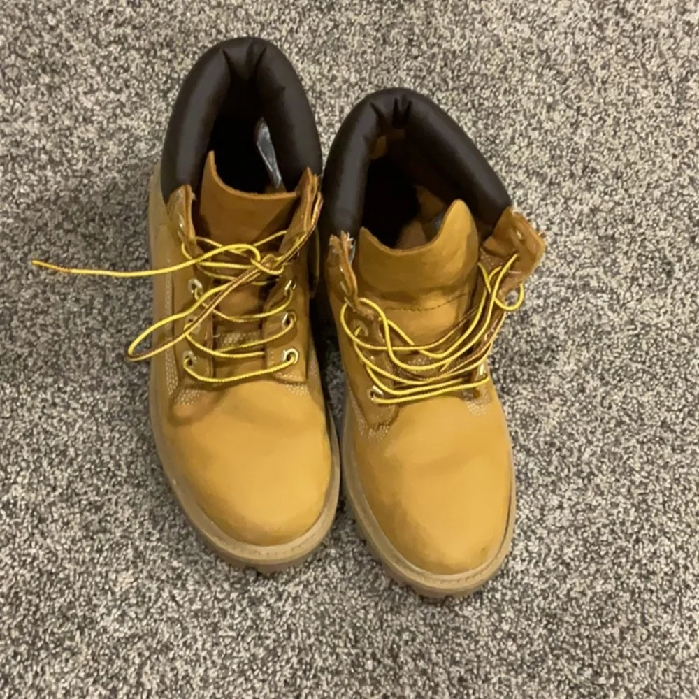 Youth Timberlands- great condition - Picture 1 of 6